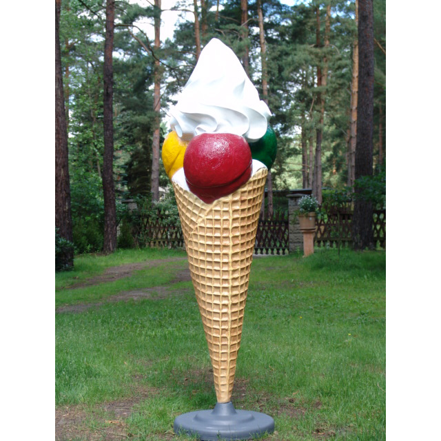 Kugeleistüte mit 3 Kugeln und Sahne mit Standfuß