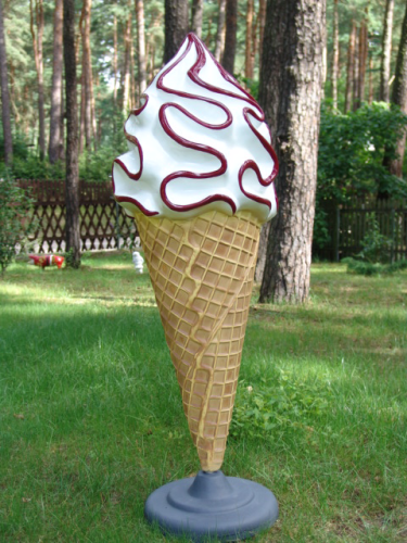 Softeistüte mit Erdbeer-Streifen und Standfuß